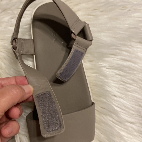 VINCE Sandals size 9 excellent condition color dark gray see all pictures - Picture 5 of 16
